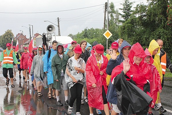 W tym roku pątnikom dawały się we znaki upały, choć i marszruta w deszczu łatwa nie jest