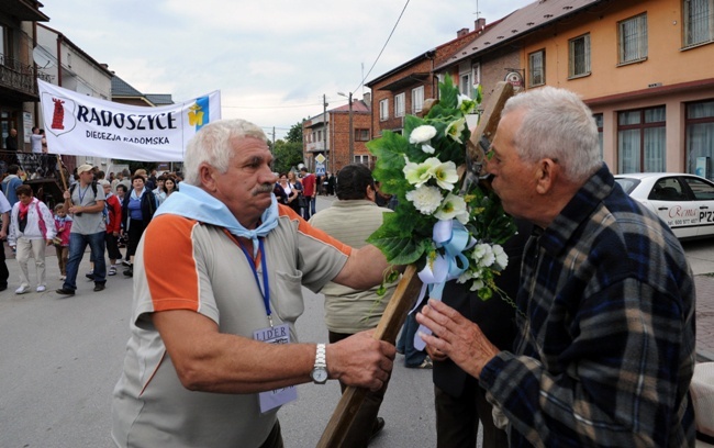 Idą na uroczystość MB Częstochowskiej