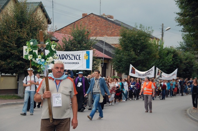 Idą na uroczystość MB Częstochowskiej