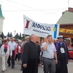 Idą na uroczystość MB Częstochowskiej