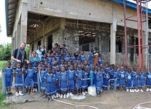 Autor z dziećmi z Ebedebri obok szkoły i jednej ze studni wybudowanych przez Misjonarzy Pokoju