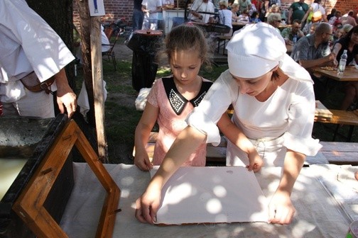 Dzieci chętnie uczyły się wyrabiania papieru czerpanego