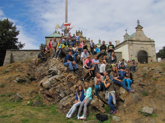 Ponad 40-osobowa grupa młodziezy z 5 parafii odpoczywała w Górach Świętokrzyskich