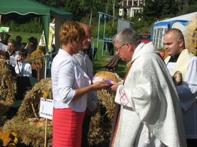 Starostowie dożynek: Edyta Wałęsa i Mariusz Piórkowski jako dar ołtarza ofiarowali bochen chleba wypieczony z ziaren tegorocznych zbiorów