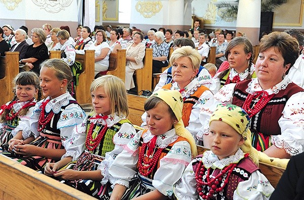  Ludowe tradycje najmłodsi przejmują od dorosłych. Folklor jest tutaj wciąż bardzo żywy 