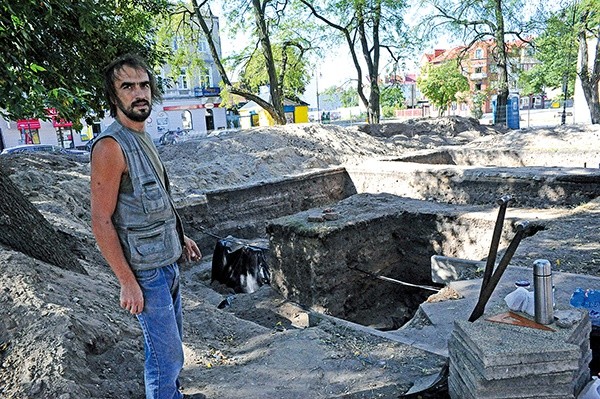 Na zdjęciu archeolog Grzegorz Barczyk. Prace wykopaliskowe pokazują, że Radom w okresie Jagiellonów był ważną twierdzą naszego państwa