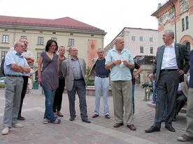 Kraków. Plac Szczepański. Ogłoszenie powołania „Sieci solidarności”. Pierwszy od prawej Edward Nowak, drugi Maciej Mach 