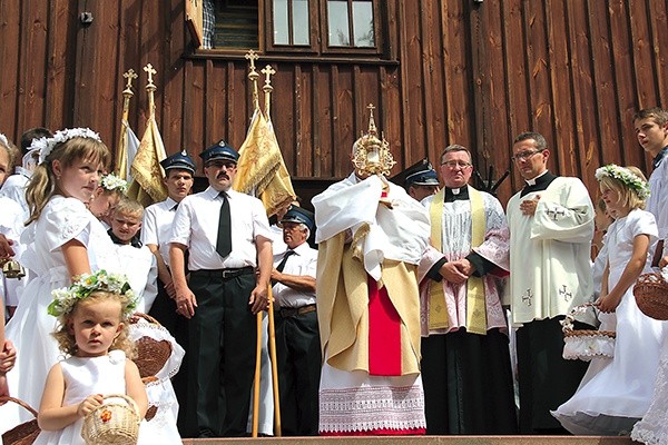   Odpust w Lutkówce kończy błogosławieństwo Najświętszym Sakramentem na zewnątrz kościoła 