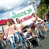 W pielgrzymce trzeźwości na Górę Polanowską coraz liczniej uczestniczą całe rodziny 