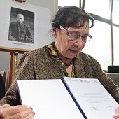  Lidia Eberle, narzeczona „Łupaszki”, odebrała dokument potwierdzający jego identyfikację