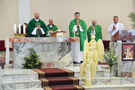 Podczas każdej Eucharystii, także tej podsumowującej rekolekcje, aniołowie razem z nami uwielbiają Boga – wskazywał ks. Marian Polak (drugi z lewej)