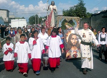  Ks. Bartłomiej na czele procesji odpustowej ze święceniem ulic ku czci Najświętszego Serca Pana Jezusa w Valle de Chalco
