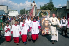  Ks. Bartłomiej na czele procesji odpustowej ze święceniem ulic ku czci Najświętszego Serca Pana Jezusa w Valle de Chalco