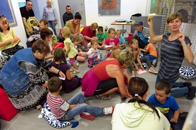  Anna Motyka z Walimia podczas zajęć z dziećmi w świdnickiej  wieży ratuszowej  