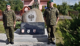Pod pomnikiem bohaterów "szarży arcelińskiej" zaciągnęli wartę członkowie płońskiego "Strzelca" 