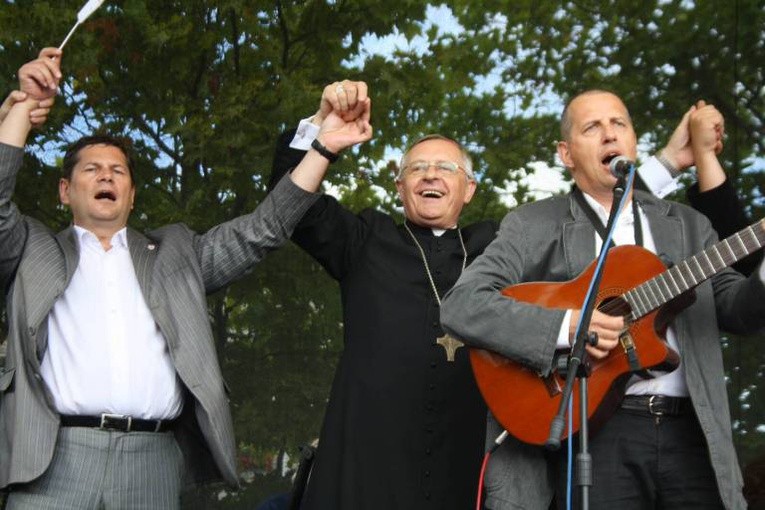 Bp Edward Dajczak na scenie na Placu Zwycięstwa, gdzie zakończył się "Marsz dla Jezusa". Uczestnicy zaśpiewali tam m.in. "Abba Ojcze".