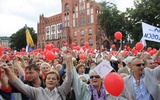 Uczestnicy słupskiego "Marszu dla Jezusa" śpiewają "Abba Ojcze" na Placu Zwycięstwa