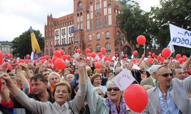 Uczestnicy słupskiego "Marszu dla Jezusa" śpiewają "Abba Ojcze" na Placu Zwycięstwa