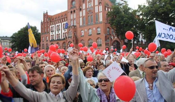 Uczestnicy słupskiego "Marszu dla Jezusa" śpiewają "Abba Ojcze" na Placu Zwycięstwa