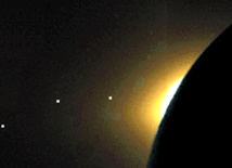 Płaszczyzna orbity ziemskiej widziana w świetle słonecznym zza Księżyca