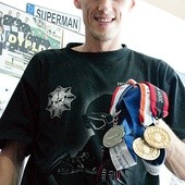 Podinsp. Maciej Wojciechowski od 16. roku życia uprawia biegi. Na zdjęciu prezentuje medale zdobyte na poszczególnych olimpiadach