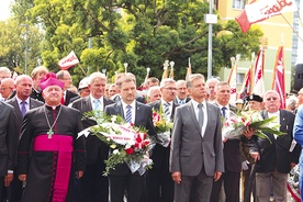  Metropolita gdański i związkowcy złożyli także kwiaty pod historyczną bramą nr 2 Stoczni Gdańskiej