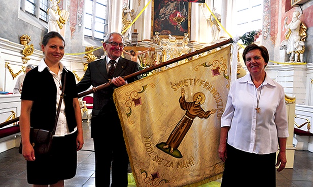 Franciszkanie świeccy podczas kościelnych uroczystości  z dumą noszą swój sztandar  ze św. Franciszkiem z Asyżu. Na zdjęciu poczet ze Wschowy 
