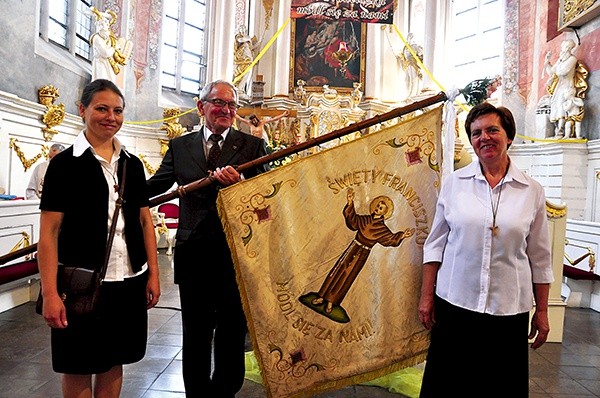 Franciszkanie świeccy podczas kościelnych uroczystości  z dumą noszą swój sztandar  ze św. Franciszkiem z Asyżu. Na zdjęciu poczet ze Wschowy 