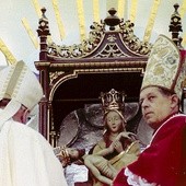  Bp Ignacy Jeż i kard. Józef Glemp w momencie koronacji 18 września 1988 r.