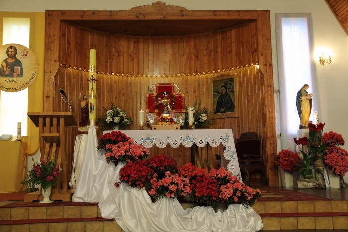 Przyozdobiony kwiatami ołtarz kościoła w Roszkowej Woli