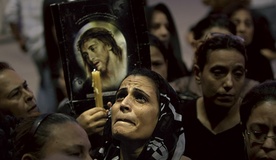 Koptowie są jedną z najbardziej zagrożonych wspólnot chrześcijańskich na Bliskim Wschodzie. Na zdjęciu modlitwa w katedrze Abbassiya w Kairze, po jednym z zamachów na współwyznawców