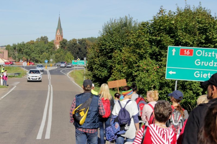 Pielgrzymi w drodze do Gietrzwałdu