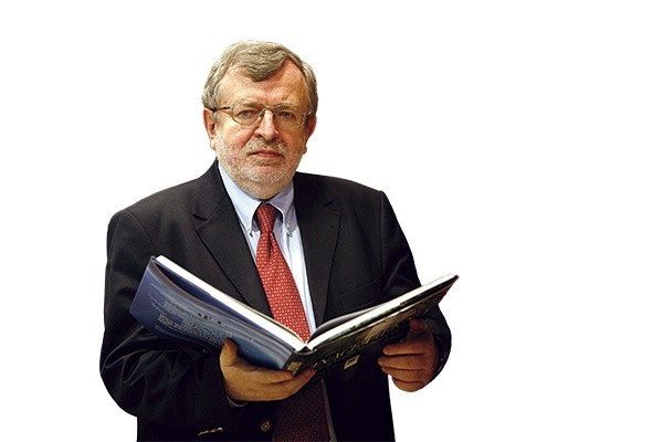 Zbigniew Lewicki jest politologiem, amerykanistą, profesorem nadzwyczajnym Uniwersytetu Kardynała Stefana Wyszyńskiego. Obecnie pełni funkcję dyrektora Instytutu Prawa Międzynarodowego, Unii Europejskiej i Stosunków Międzynarodowych UKSW.  Ma 68 lat.