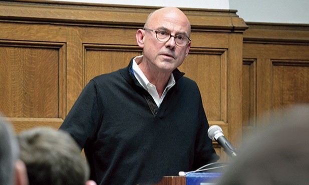 Profesor Russell Hittinger jest wykładowcą filozofii na Uniwersytecie w Tulsa (USA), członkiem Papieskiej Akademii św. Tomasza i Papieskiej Akademii Nauk Społecznych. Jest autorem kilku książek i ponad 100 artykułów, których tematyka dotyczy związków filozofii,  prawa i teologii