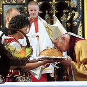 Biskup Ignacy Dec doskonale wie, ile pracy trzeba włożyć w bochenek chleba, pochodzi bowiem z rolniczej rodziny