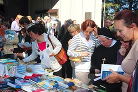 Po wspólnej modlitwie można się było zaopatrzyć w wydawnictwa przydatne podczas lekcji religii