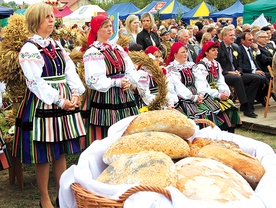  Bochnami chleba wypieczonego z mąki z tegorocznych zbiorów obdarowano kapłanów i osoby współpracujące z powiatem i gminami powiatu opoczyńskiego