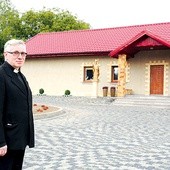  – Dróżki różańcowe urządzamy w ogrodzie za domem, a przed nim uporządkowaliśmy teren, ułożyliśmy kostkę, dzięki czemu mamy porządny parking, i montujemy polowy ołtarz – mówi ks. Henryk Dziadczyk