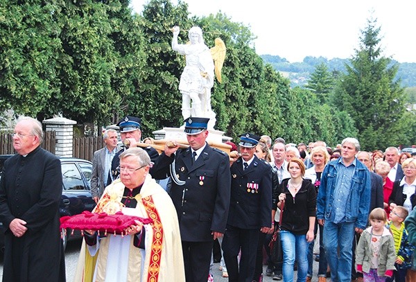 Uroczysta procesja z figurą w Goleszowie