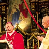 – Dziękuję wam za waszą troskę o dom Boży – dziękował wiernym bp Andrzej Jeż. Z prawej ks. Jan Ligas, proboszcz