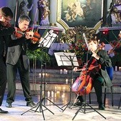 Podczas koncertu inauguracyjnego zagrał kwartet smyczkowy „Delos”, a muzyce towarzyszyła poezja m.in. Broniewskiego, Przybosia i Herberta w interpretacji Jerzego Zelnika