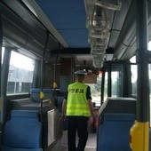Policjant żyrardowskiej drogówki kontroluje autobus
