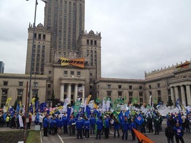 Przed Pałacem Kultury i Nauki, ale też przed Sejmem i Stadionem Narodowym formują się kolumny manifestantów