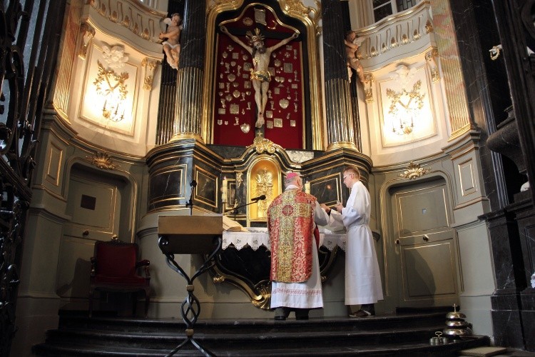 Bp Józef Zawitkowski odprawia Mszę św. w kaplicy Pana Jezusa Ukrzyżowanego
