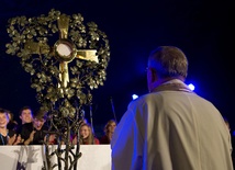 Wystawienie Najświętszego Sakramentu podczas spotkania młodzieży w Skrzatuszu