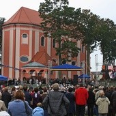 Skrzatusz: tłumy idą do sanktuarium