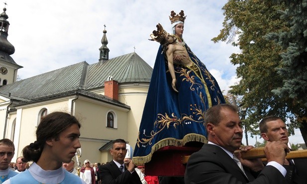 Hałcnowska Pieta w drodze na ołtarz polowy