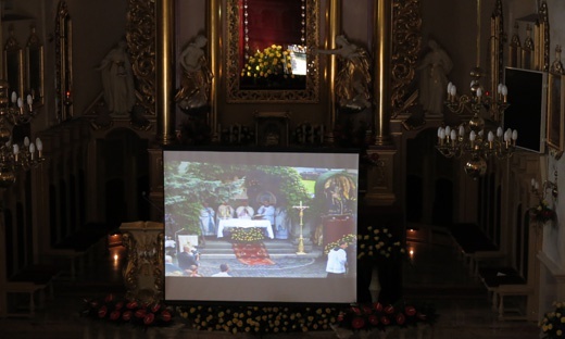 W kościele ustawiono ekran z widokiem na ołtarz polowy