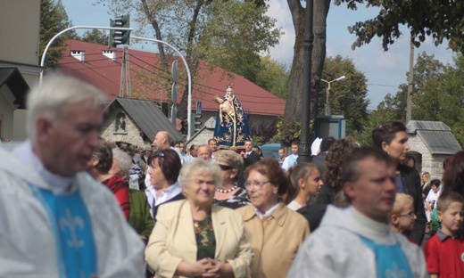 Figura na placu przykościelnym