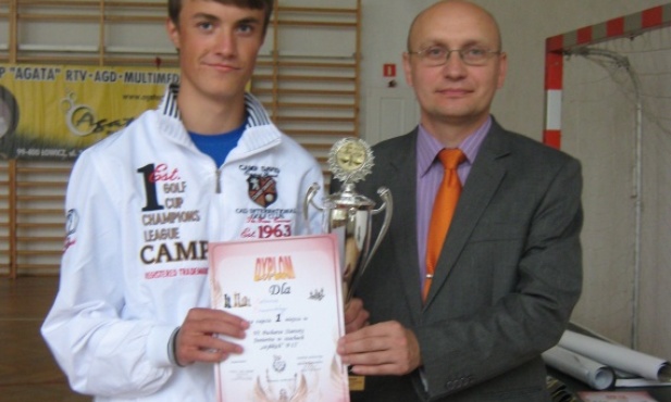 Z dyplomem i pucharem zwycięzca turnieju Wojciech Brzozowski